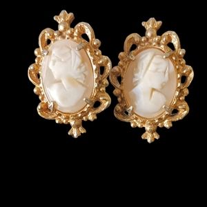 Vintage Cameo Gold-tone Screw-back Clip-On Earrings